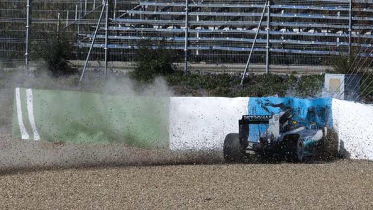 Хамилтън записа зрелищна катастрофа на тестовете, но Mercedes е фаворит за началото на сезона