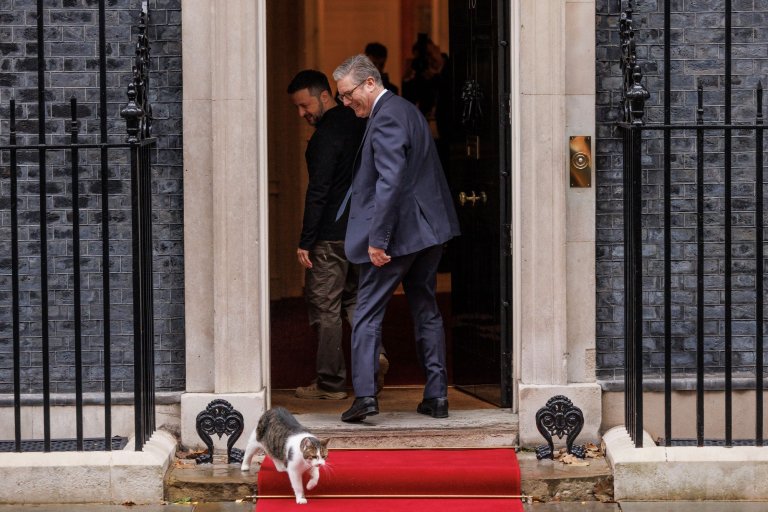 Володимир Зеленски, Киър Стармър и Лари.