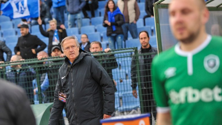 Моци е достатъчно опитен "нервояд" и провокатор, който усеща чудесно колко малко им трябва на изнервените и без това от отсъжданията фенове.