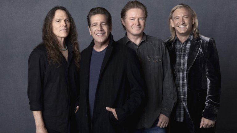 The Eagles - Farewell 1 Tour (2005)
Авторите на Hotel California подходиха хитро с наименованието „Прощално турне 1“ и признаваха, че може и да не ги видим отново на пътя, но може пък и да ги видим. „Колкото по-дълго продължава това, толкова по-добре зазвучават песните“, беше отбелязал певецът и китарист Глен Фрей. „Има известна честност в това да назовем турнето Прощално 1 със загатването, че Прощално 2 ще последва скоро“.
Преди 3 години Фрей почина, но дори това не спря легендарните калифорнийци и сбогуването с публиката продължава и днес. Те наскоро обявиха американско турне за 2020-а с оркестър и хор.