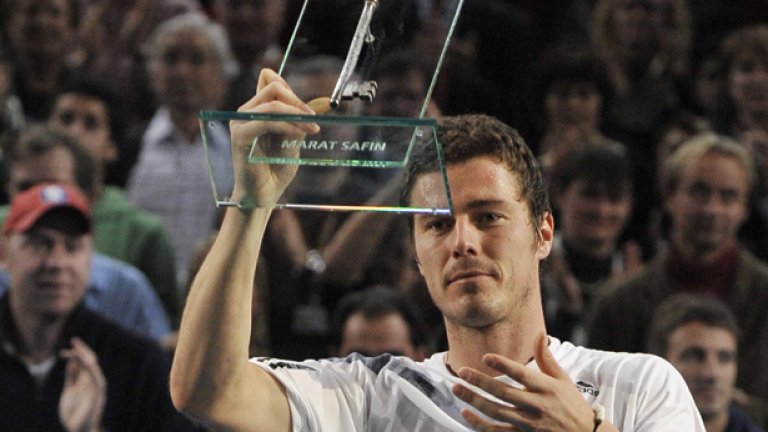 Марат Сафин с последния си трофей като професионален тенисист на турнира в парижката зала "Берси"
