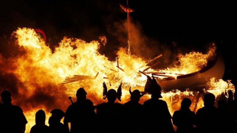Up Helly Aa Fire отвежда зрителите назад във времето на викингите. Стотици хора преминават по улиците, облечени в доспехи