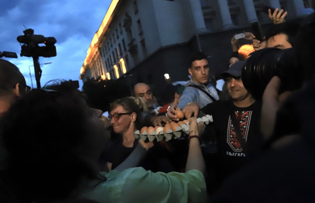 Дъждът не уплаши недоволните от управлението на страната и се събраха за 31-ви пореден ден на площад "Независимост" в София