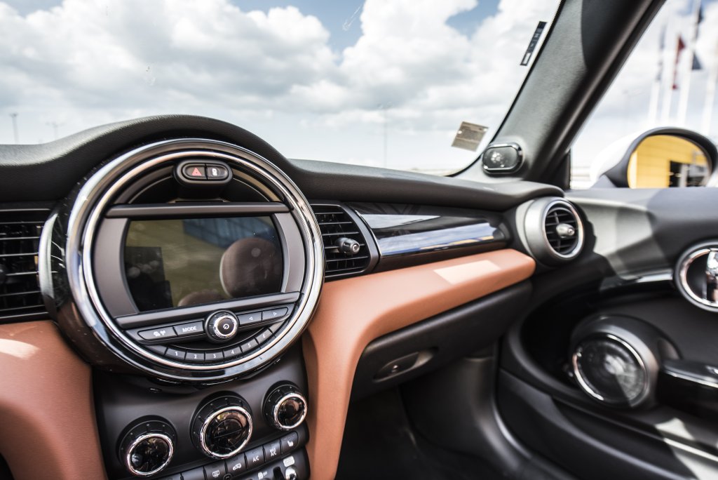Сред новостите при MINI 3 врати и MINI 5 врати са кожената тапицерия в цвят Malt Brown и Colour Line, която също се предлага в цвят Malt Brown