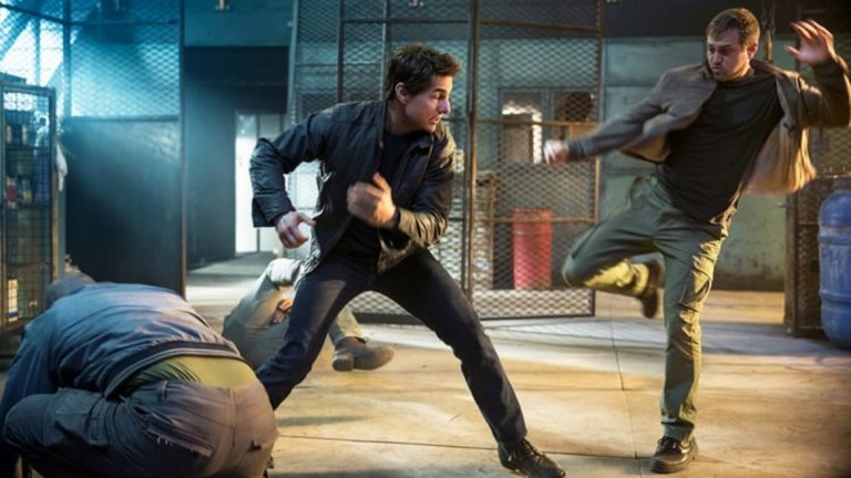 Джак Ричър: Не се връщай  / Jack Reacher: Never Go Back
Том Круз има невероятното качество да изнесе на гърба си всевъзможни посредствени филми и да ги направи блокбъстъри. Макар продължението на оригиналния Джак Ричър от 2012 г. да е разочароващо, присъствието на легендата на екшън-киното неизбежно го превръща в гледаем материал. Това е поредният филм, който е на ръба да се превърне в пародия на самия себе си - злодеите са банални, шегичките са изтъркани, но въпреки всичко Том Круз е абсолютно великолепен.