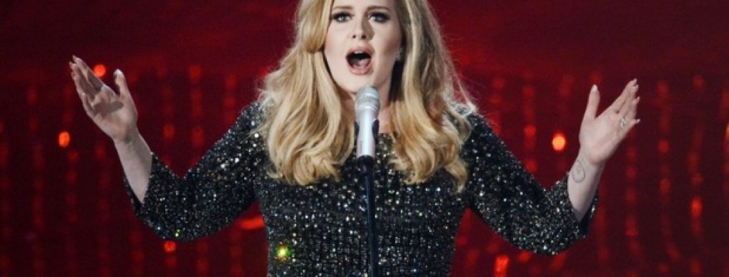 Адел
През лятото на 2017-а Адел трябва да отложи няколко концерта от турнето си. Две поредни шоута тя има проблеми с гласа - трябва да се напряга повече и постоянно да прочиства гърлото си. Преглед при лекар показва, че гласните й струни са наранени. Шест години по-рано тя има сходен проблем като дори се налага да се подложи на операция, при която е премахнат полип от една от гласните й струни. Три месеца по-късно, през февруари 2012-а, Адел печели шест награди "Грами" и в речта си благодари на лекаря си. Но ето, че няколко години по-късно проблемите отново я застигат.