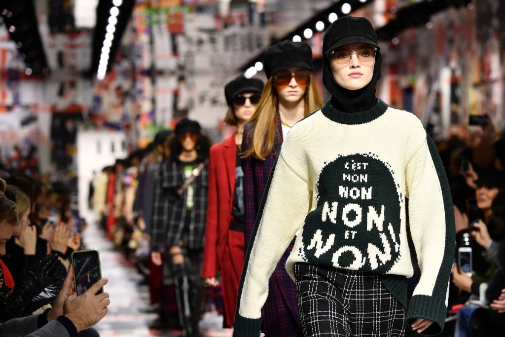 Нови модели от плетиво
За поредна година със захладняването на времето дизайнерите започват да препоръчват плетива в различни модели - от пуловери до рокли и панталони. А ако ви допадат и по-дръзките визии, може да изберете и изрязани тоалети от плетиво, които показват малко кожа.