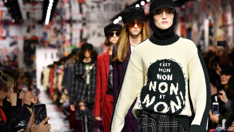 Нови модели от плетиво
За поредна година със захладняването на времето дизайнерите започват да препоръчват плетива в различни модели - от пуловери до рокли и панталони. А ако ви допадат и по-дръзките визии, може да изберете и изрязани тоалети от плетиво, които показват малко кожа.