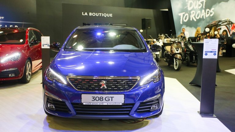 На фокус ще бъде и новата модификация на Peugeot 308 в двете си версии GT и SW GT Line, който залага на технологичната офанзива. 

Моделът разполага с функцията за свързаност Mirror Screen с капацитивен екран и 3D навигация, както и с всички модерни системи за безопасност на френския производител. 