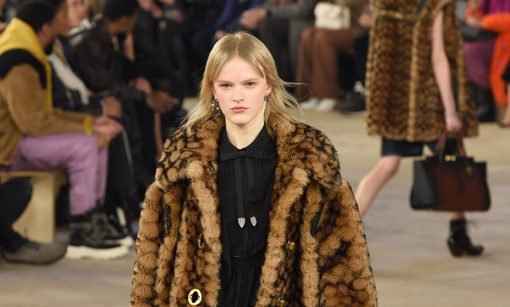 Опитомяването на хищниците
Поклонниците на модата трудно ще останат безпристрастни към леопардовите шарки, понеже те превзеха модните ревюта през последните месеци и дадоха заявка, че следващата им спирка ще са женските гардероби. Леопардовите палта, най-вече тези с косъм, са незаобиколим акцент, така че ако инвестирате в подобна връхна дреха, няма нужда да харчите повече за тоалети.