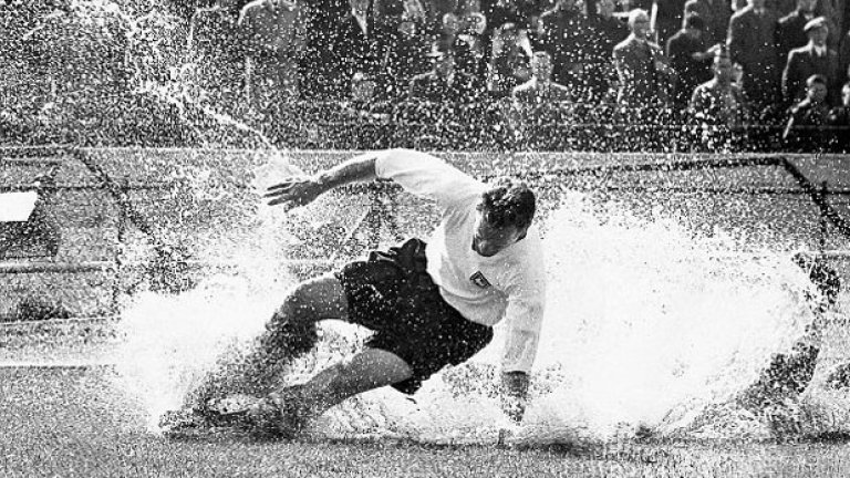 ... Както го е направил за този исторически кадър от мач с Челси през 50-те. Снимката е една от най-символните за английския футбол.