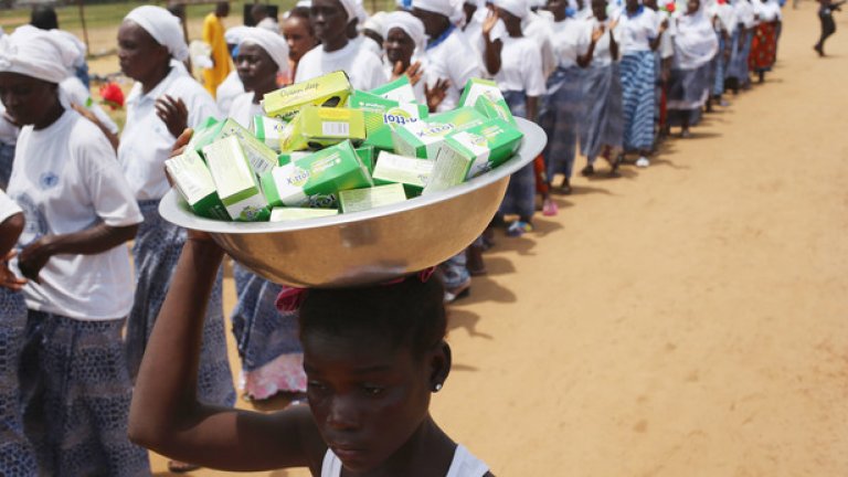 Недостигът на квалифицирани лекари, бедността и появата на всякакви слухове и страховете са сред факторите на епидемията, твърди СЗО