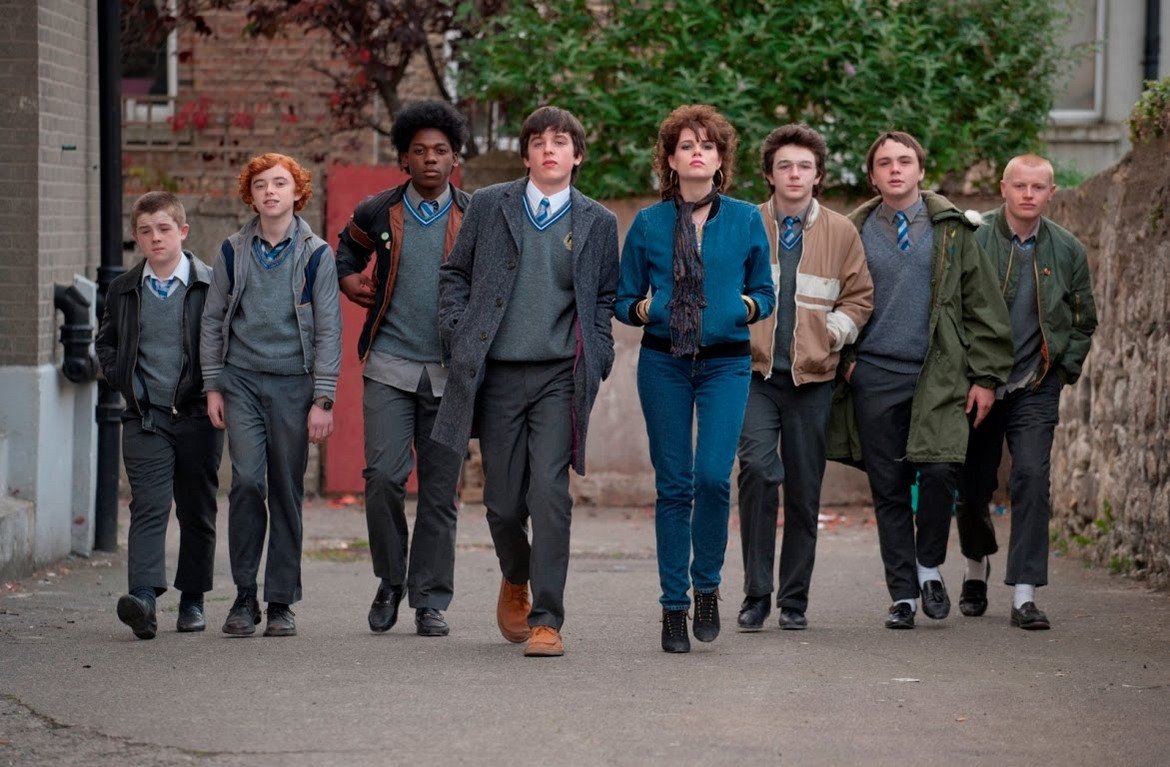 Sing Street (2016)

Действието се развива в Дъблин през 1985 г. - тийнейджърът Конър се опитва да се изолира от семейните проблеми и да впечатли момичето, което харесва, като създава училищна поп-група.  Филмът заслужи номинация със "Златен глобус" за най-добра комедия на 2017 г.  