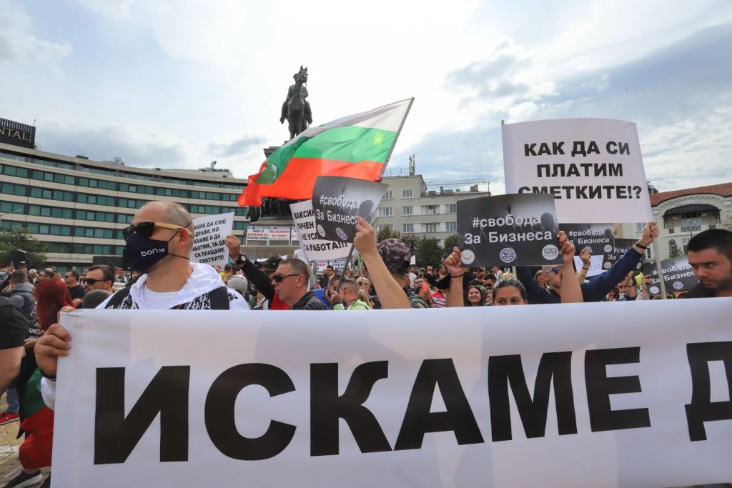 Собственици на заведения протестираха в София срещу новите мерки