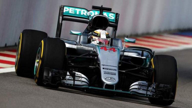 Световният шампион Люис Хамилтън беше най-бърз във втората тренировка за Гран при на Русия