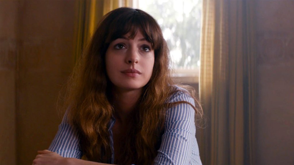 6. \"Colossal\" 
Филмът имаше премиера само в 327 кина (което е малко). Все пак творението на режисьора Начо Вигалондо си заслужава да се потърси. 
Ан Хатауей играе Глория, която  се връща в родния си град след като е скъсала с гаджето си. Тя открив