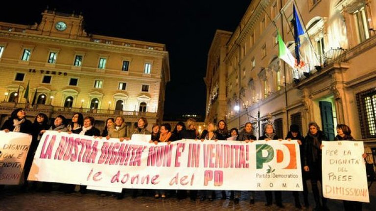 Предишен дамски протест срещу Берлускони. На трансперанта е изписано "Нашето достойнство не е за продан"