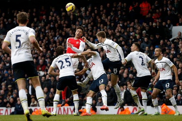 7 февруари. Оливие Жиру опитва удар срещу вратата на Тотнъм в голямото дерби на Северен Лондон. Арсенал дълго водеше с 1:0 като гост...