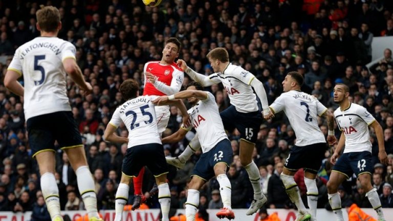 7 февруари. Оливие Жиру опитва удар срещу вратата на Тотнъм в голямото дерби на Северен Лондон. Арсенал дълго водеше с 1:0 като гост...