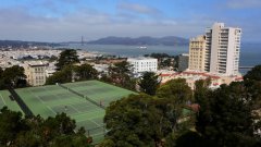 Комплексът "Алис Марбъл" в Сан Франсиско е вероятно едно от най-красивите места, на които можете да играете тенис. Кортовете са напълно отворени за всеки, а изгледът...