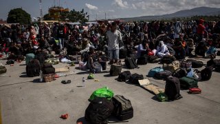 Властите търсят път до зони, блокирани след като земетресение и цунами удариха страната