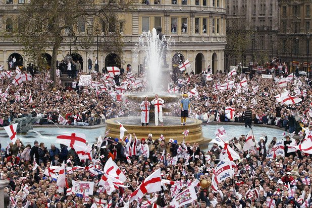 Около 1 милион фенове посрещнаха английските шампиони в Лондон.