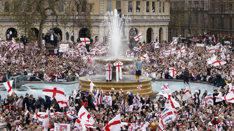 Около 1 милион фенове посрещнаха английските шампиони в Лондон.