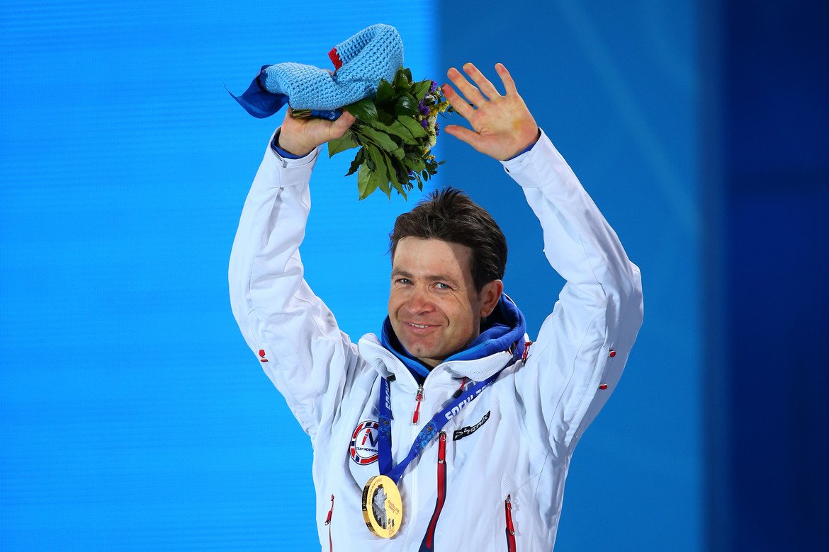 Оле Ейнар Бьорндален, биатлон
Краля на биатлона каза „стоп“ на 44-годишна въраст. След 25 години в големия спорт, Бьорндален се отказа. Великият норвежец държи почти всички рекорди в биатлона със своите 45 медала (20 златни) от световни първенства и 132-те си победи за Световната купа. Той е най-титулуваният биатлонист на Олимпийски игри с осем златни, четири сребърни и един бронзов медал, както и вторият най-успешен спортист на Зимни олимпиади, единствено след легендата в ски-бягането Мерит Бьорген. „С удоволствие бих се състезавал още няколко години, но това е моят последен сезон. Празнувах Великден със семейството си и бяхме около 25 души. Не го бях правил от 25 години. В този спорт трябва да се лишиш и да виждаш близките си много по-рядко“ – сподели през сълзи норвежкият биатлонист за отказването си.

