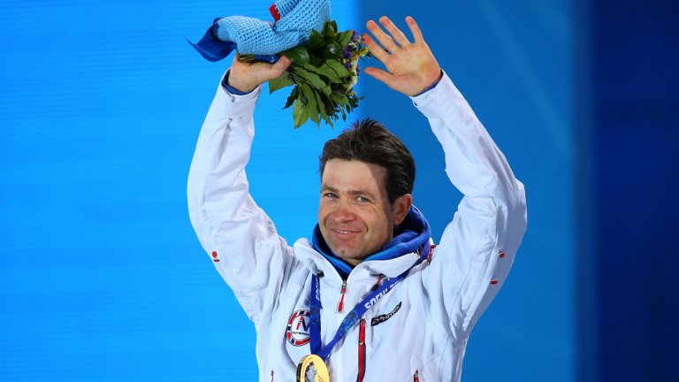 Оле Ейнар Бьорндален, биатлон
Краля на биатлона каза „стоп“ на 44-годишна въраст. След 25 години в големия спорт, Бьорндален се отказа. Великият норвежец държи почти всички рекорди в биатлона със своите 45 медала (20 златни) от световни първенства и 132-те си победи за Световната купа. Той е най-титулуваният биатлонист на Олимпийски игри с осем златни, четири сребърни и един бронзов медал, както и вторият най-успешен спортист на Зимни олимпиади, единствено след легендата в ски-бягането Мерит Бьорген. „С удоволствие бих се състезавал още няколко години, но това е моят последен сезон. Празнувах Великден със семейството си и бяхме около 25 души. Не го бях правил от 25 години. В този спорт трябва да се лишиш и да виждаш близките си много по-рядко“ – сподели през сълзи норвежкият биатлонист за отказването си.
