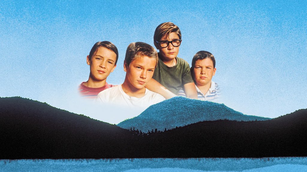 Stand by Me (1986 г.)
В малко, гористо градче в щата Орегон група приятели – чувствителният Горди (Уил Уитън), коравият Крис (Ривър Финикс), избухливият и ексцентричен Теди (Кори Фелдман) и страхливият Верн (Джери О’Конъл) – тръгват в търсене на тялото на изчезнал тийнейджър. В желанието си да бъдат герои в очите на себе си и на хората от родния си град, те се впускат в незабравим двудневен поход, който постепенно се превръща в истинска одисея на порастването.