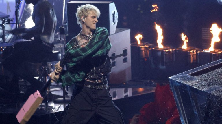 Вокалистът на Trivium Мат Хийфи нарече гаджето на Меган Фокс "31-годишен, обличащ се като 16-годишен пънкар" (на снимката: MGK унищожава китара по време на видеонаградите на MTV)