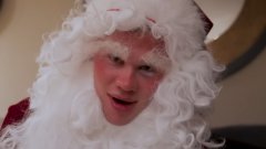 Холанд влезе в ролята на Дядо Коледа и зарадва децата в Манчестър (видео)