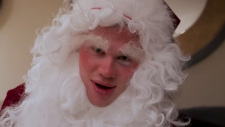 Холанд влезе в ролята на Дядо Коледа и зарадва децата в Манчестър (видео)