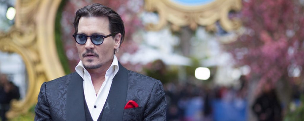 Джони Деп участва и в предишната екранизация по книга на Луис Карол - "Алиса в Страната на чудесата" от 2010-та година