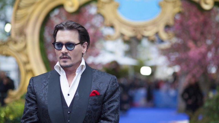 Джони Деп участва и в предишната екранизация по книга на Луис Карол - "Алиса в Страната на чудесата" от 2010-та година