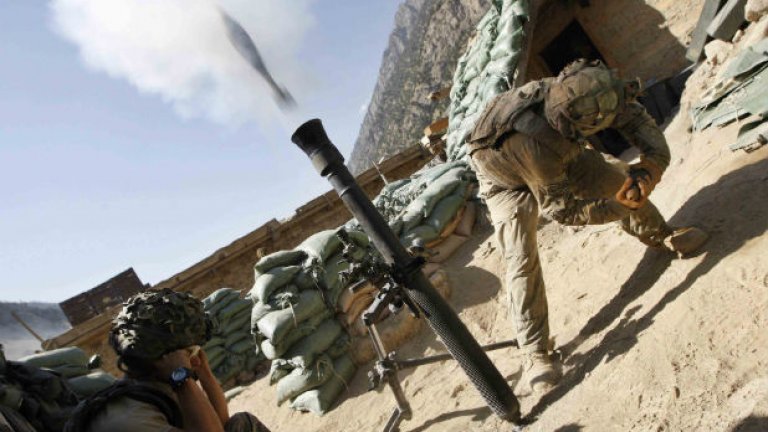 Американски войници стрелят с минохвъргачка в Афганистан. Снимка: Олег Попов
