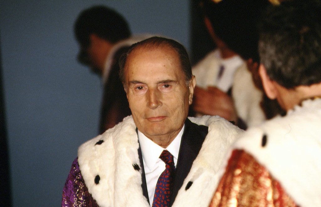 Франсоа Митеран
Бившият президент на Франция има голям принос за процеса на обединение на Германия след разпада на СССР и затова можем да му простим 1-2 прегрешения. Като например незаконната дъщеря, която пази в абсолютна тайна в продължение на цели 20 години. Скандално е не защото момичето се е родило по време, когато Митеран е бил вече женен, а защото той използва ресурса на държавата, за да прикрива тайната си.
В опитите си да опази подробностите за своята дъщеря, Митеран използва нелегални подслушвания срещу журналисти под прикритието на закон за борба с тероризма.
През 2014 г. се появяват и нови детайли от личния му живот. Тогава шведският политик Хравн Форсне разкрива, че е син на Митеран и журналистката Кристин Фросне, с която бившия президент е имал любовна афера.