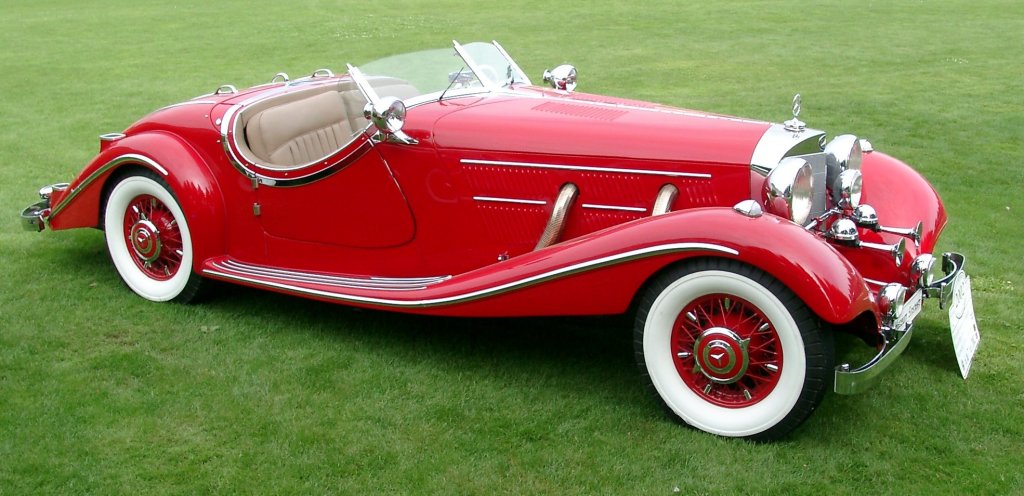 Mercedes-Benz 540K Spezial Roadster
През 1936 г. се появява Mercedes-Benz 540K Spezial Roadster. Замислен да бъде суперкар, този модел носи 5.4-литров двигател и 180 конски сили. Заради невероятния дизайн и стил, тази кола става личният автомобил на известния немски политик Херман Ахренс.