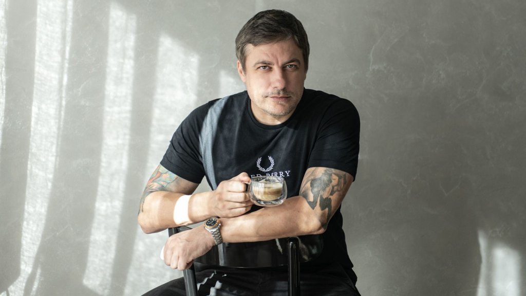 Владо Карамазов и приключенията, които започват на по кафе