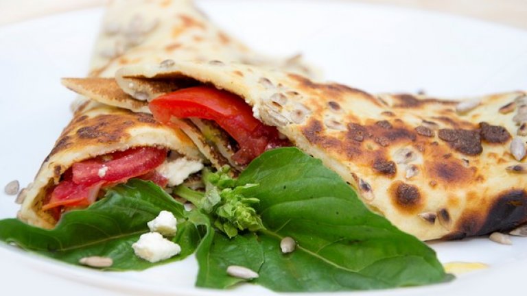 Ако не искате сладко, ето и солената палачинка със сирене, домати и пресен босилек