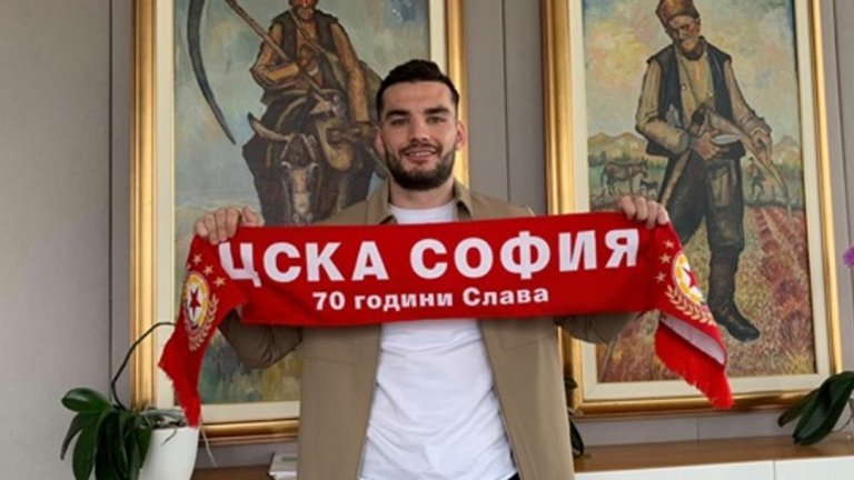 Навършващият в края на декември 26 години футболист е шампион на страната си със Селтик през сезон 2012/13, спомагайки с 5 попадения за ценния трофей. В този период той отбелязва и изключително важен гол при победата с 2:1 над Барселона в мач от групите на Шампионска лига.