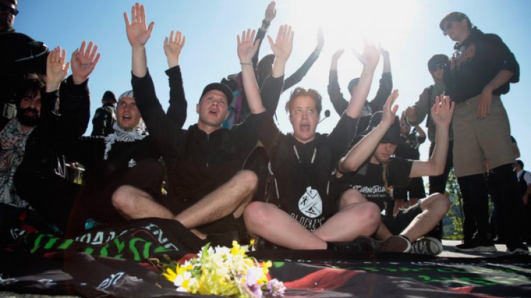 Протестиращите се обявиха против подписването на споразумение за свободна търговия със САЩ, както и за бързо решаване на проблема с бежанците към Европа