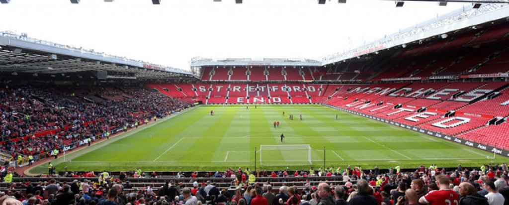 "Олд Трафорд", Манчестър
Най-големият клубен стадион на Англия (над 76 000) е дом на "червените дяволи" от Манчестър Юнайтед вече почти 110 години. През 1941 г. по време на бомбардировка над града през Втората световна война е разрушена голяма част от стадиона, като най-пострадала е главната южна трибуна, която е изцяло унищожена. Днес "Театърът на мечтите" е един от най-модерните стадиони в Англия.