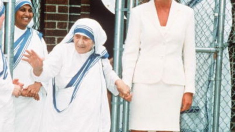 Носителката на Нобелова награда за мир се отличаваше с особеното умение да общува с богатите и известните на фона на болни и бедни. На снимката тя позира с принцеса Даяна