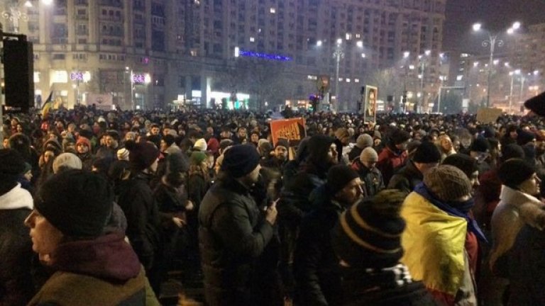 Около 250 000 румънци излязоха снощи по улиците на десетки градове на нови протести срещу спорното постановление за декриминализиране на някои корупционни деяния