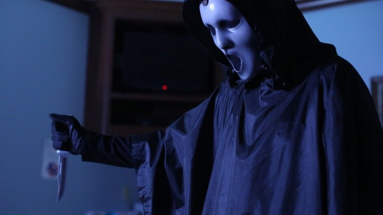 Scream/ПисъкПищящи жени и Харви Уайнстийн.Не, тук не става дума за скандала, който накара всеки втори актьор в Холивуд да се  сети, че е бил жертва на сексуално насилие по някакъв начин.Става дума за поредицата "Писък", на която Уайнстийн е продуцент и която е от онези филмови отрочета на 90-те, които ни носят някаква носталгична усмивка, но едва ли бихме изгледали отново. Колкото и изтъркана да е обаче, концепцията за убиец, който преследва тийнейджъри, продължава да носи пари. Просто винаги ще има тийнейджъри, които искат да гледат техни връстници в опасност. След не особено успешния опит поредицата да бъде съживена през 2011 година със "Scream 4", MTV и Dimension Television решиха да пренесат франчайза на телевизионните екрани.Действието в сериала се развива в измисления град Лейкууд, където започва поредица от убийства. В центъра им е, разбира се, тийнейджърка, която има връзка с тъмното минало на градчето.Първият сезон на сериала "Scream" стартира в края на 2015 г. Шоуто се оказа достатъчно приемливо, че да получи не само втори, но и трети сезон. Ние лично сме скептици, най-вече защото тъгуваме по класическата Ghostface маска от филмите, която създателите на сериала решиха ненужно да модернизират.