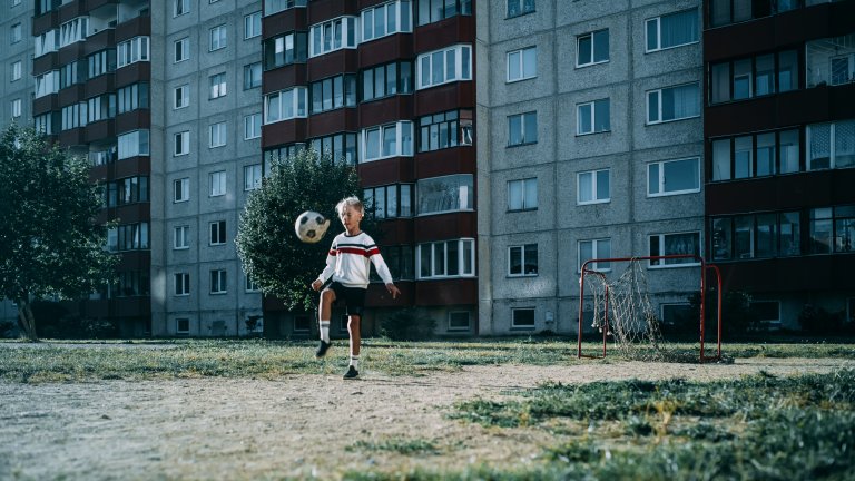 поколение алфа, дете, блок, игра на топка, футбол