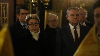 Събралите се пред храма скандираха "Убийци" и "Тук не е Москва"