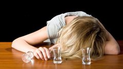 Три четвърти от участниците в анкетата твърдят, че махмурлукът е загуба на време, в което по-скоро биха правили секс. 10 на 100 от британците са пропуснали интервю за работа, а 8% - сватба, защото са прекалили с алкохола предната нощ.
