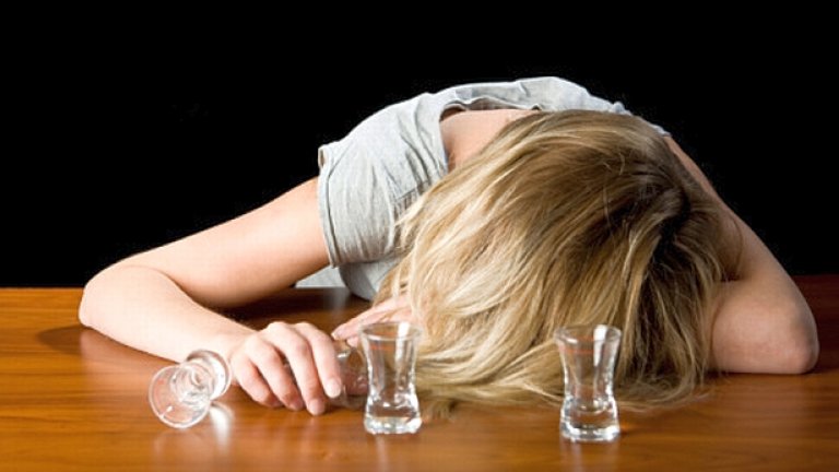 Пиенето, особено от страна на жени, е крайно недопустимо по нашите географски ширини. Ако си мъж, политик, член или лидер на партия, дори министър - може